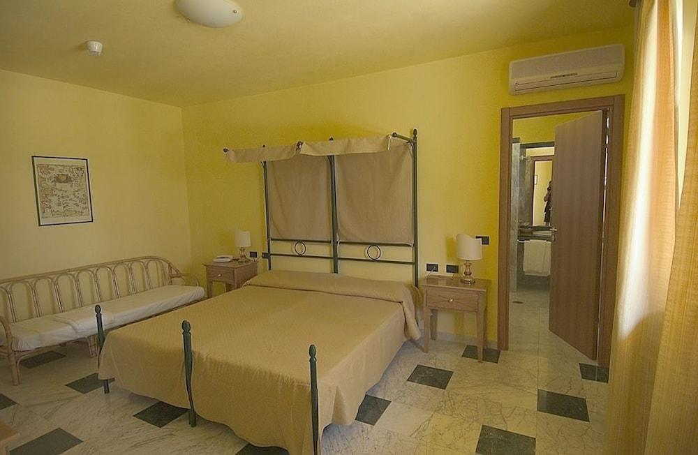 Marina Del Marchese Beach Resort Botricello Eksteriør bilde