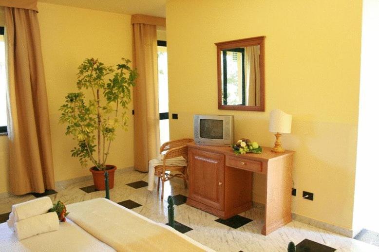 Marina Del Marchese Beach Resort Botricello Eksteriør bilde